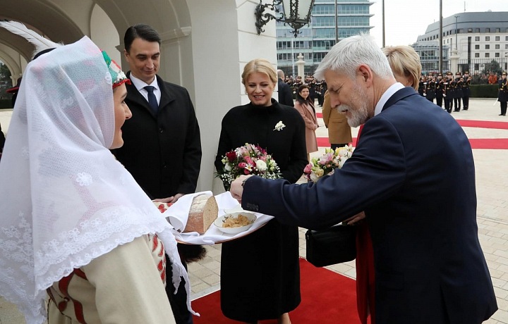  Prezidenta přivítali chlebem a solí