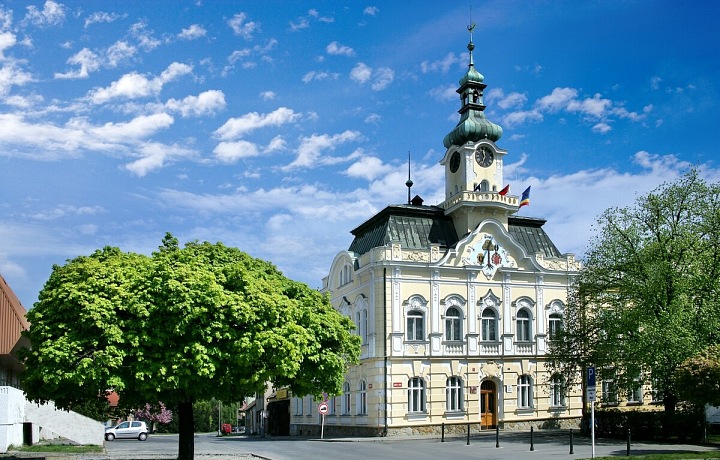 Nebarokní radnice (1911), Čelákovice