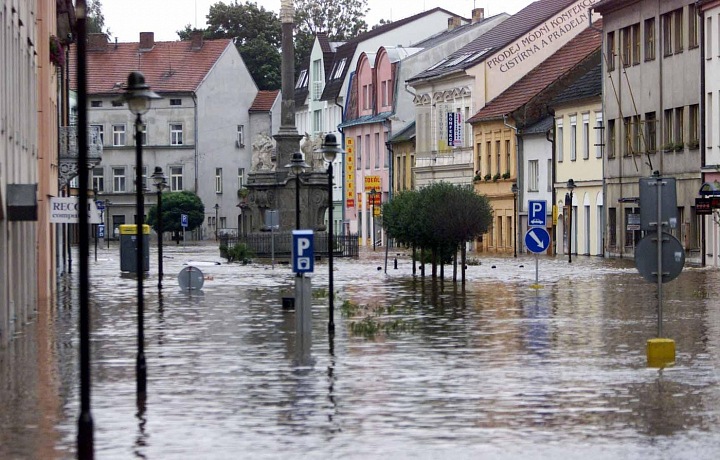 Rozvodněná Otava ve Strakonicích. 