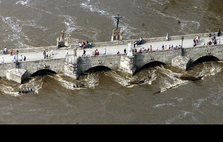 Povodně v Písku. Historický most. Povodně 2002.