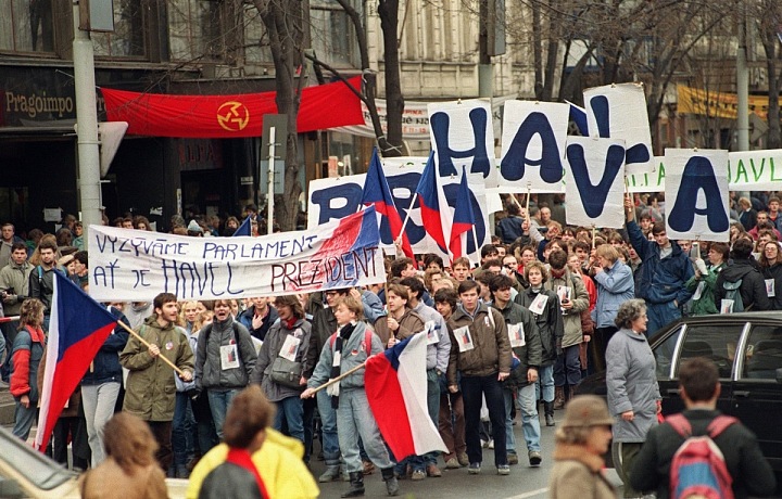 Demonstrující na Václavském náměstí