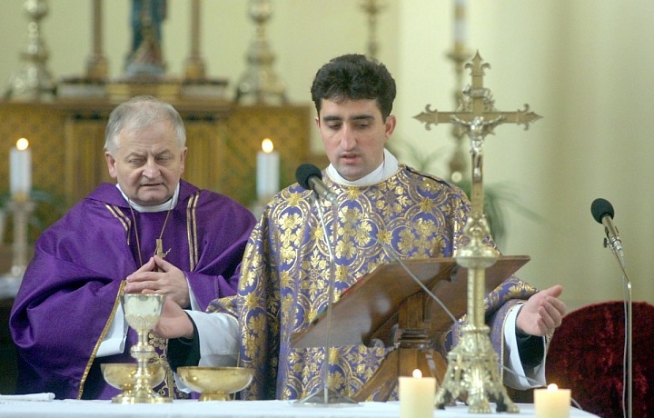 Edward Walczyk při svých začátcích při kázání v Kralupech nad Vltavou.