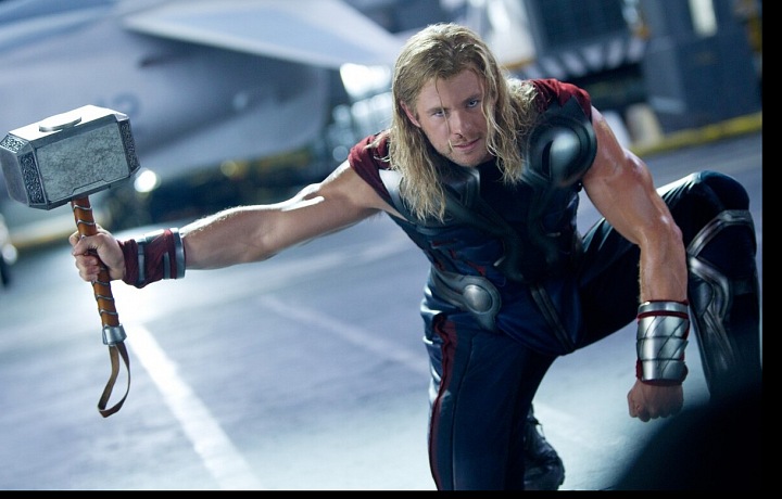 Chris Hemsworth jako Thor ve filmu Avangers