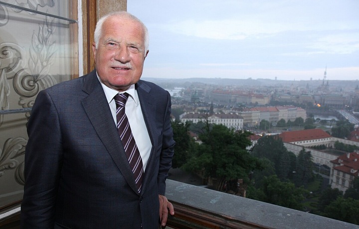 Václav Klaus si zakládal na kravatě a upraveném saku.