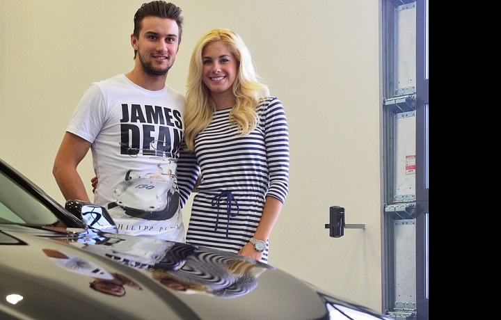 Petr Mrázek se snoubenkou Sárou Olivovou