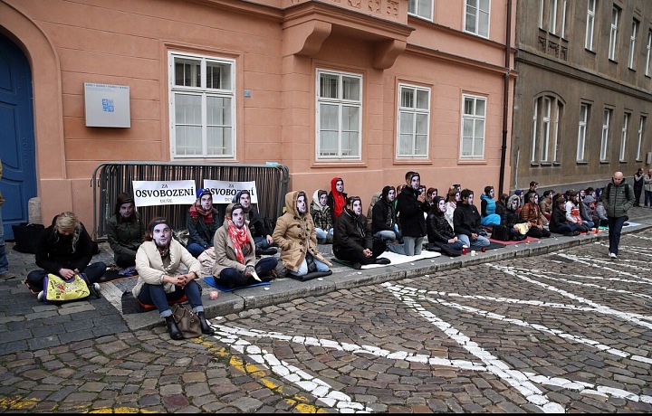 Přívrženci Guru Járy z roku 2014. Demonstrace na jeho podporu