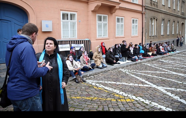 Přívrženci Guru Járy z roku 2014. Demonstrace na jeho podporu