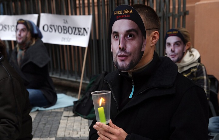 Přívrženci Guru Járy z roku 2014. Demonstrace na jeho podporu