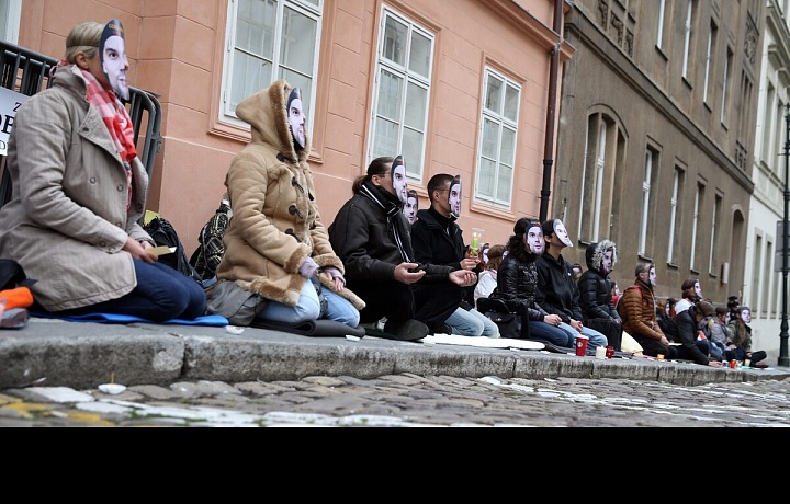 Přívrženci Guru Járy z roku 2014. Demonstrace na jeho podporu