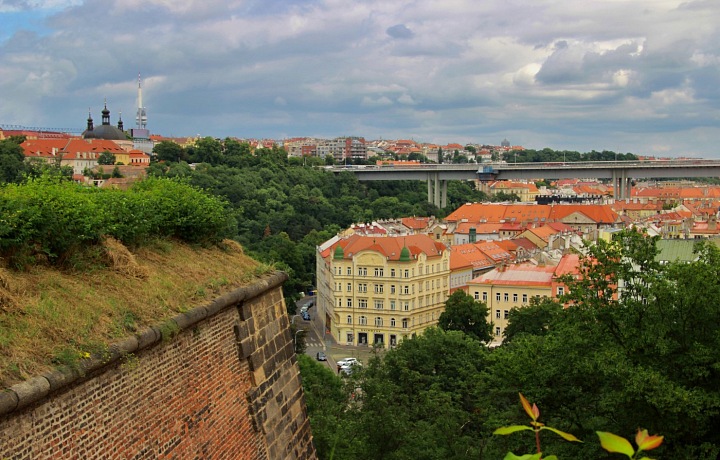 Nuslím dominuje Nuselský most, který je jedním z nejvyšších ve střední Evropě