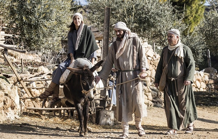 Zajímavý je také štědrovečerní průvod. Ten napodobuje cestu, kterou Marie s Josefem absolvovali ve vánočním příběhu