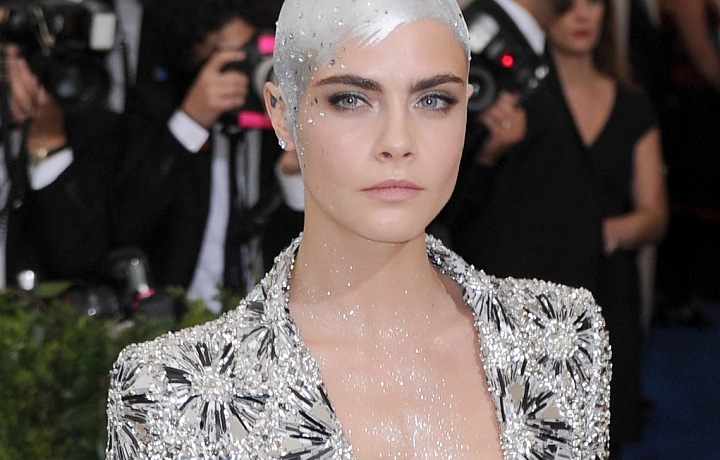 Cara Delevingne na Met Gala v roce 2017