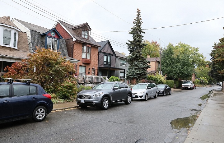 Ulice, ve které čekali paparazzi na Meghan Markle v začátcích jejího vztahu