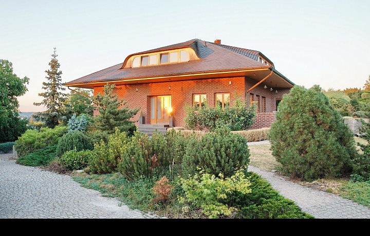 Vila za Prahou, kde Ewa s rodinou žije