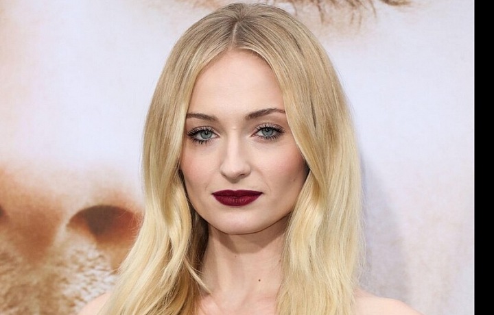 Hereččina přirozená barva vlasů je blond, první změna barvy vlasů přišla při natáčení Game of Thrones. 