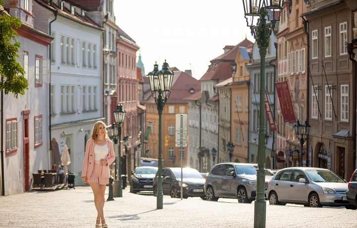 Žena v Nerudově ulici.