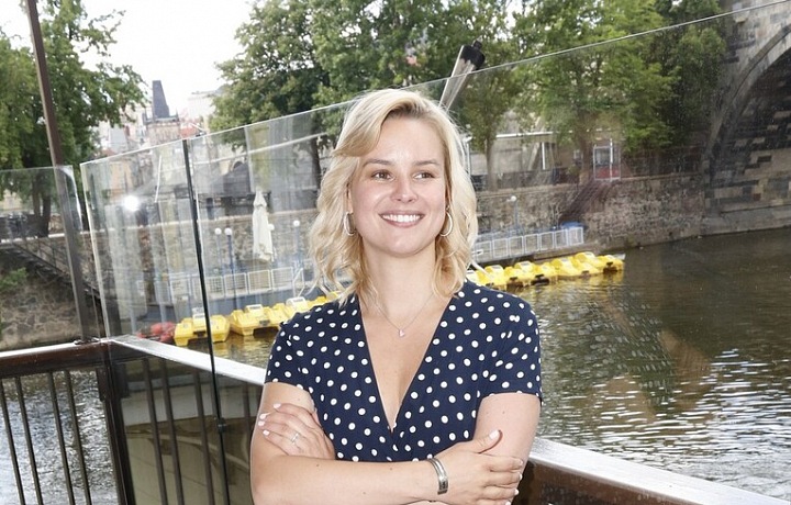 Šaty herečce sluší.