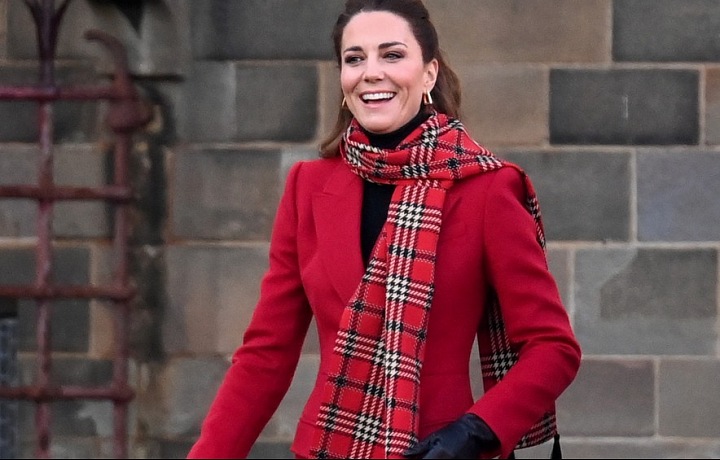 Kombinace černé a červené je velmi slušivá