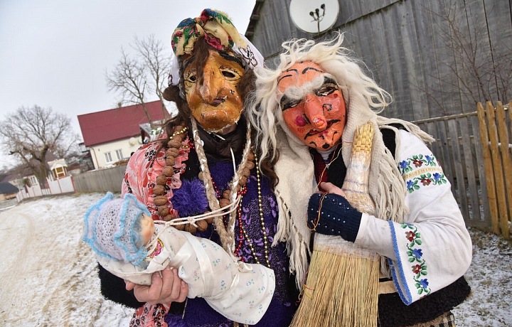 Účastníci, oblečeni v krojích, slaví svátek Malanka