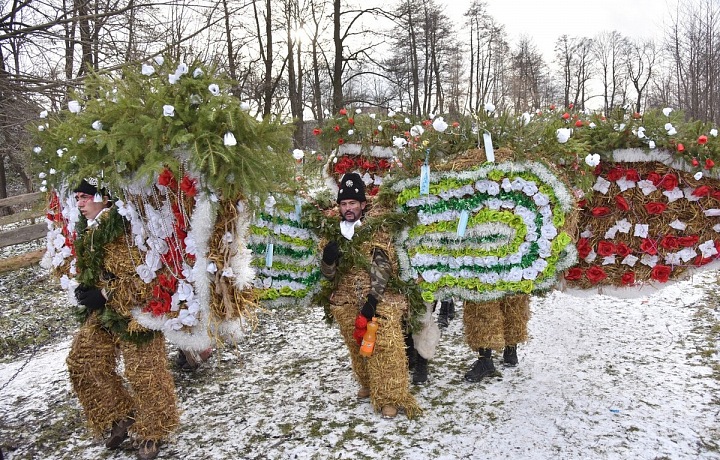 Účastníci, oblečeni v krojích, slaví svátek Malanka