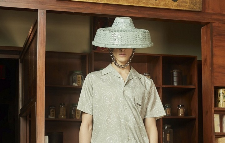 Modelka ve volném triku s kalhotami stejné barvy