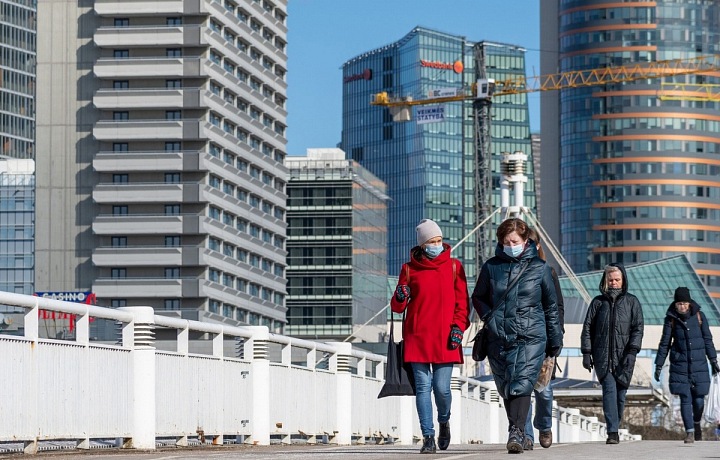 Pařížské ulice jsou poloprázdné.