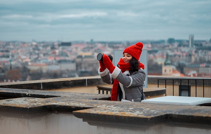 Žena fotografující starou Prahu. 