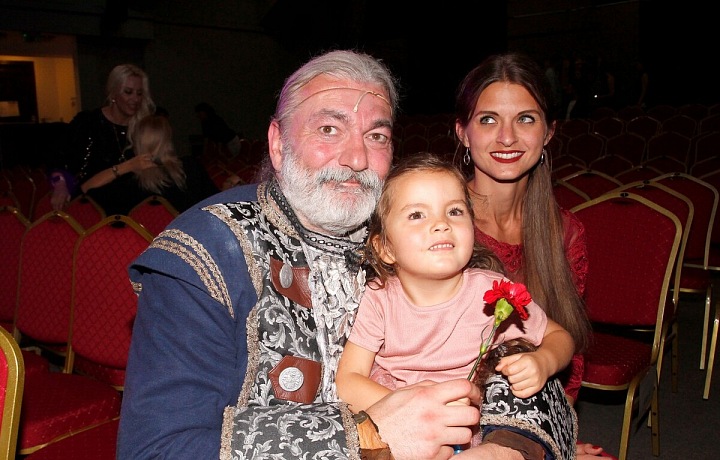 Daniel Hůlka s manželkou a dcerou