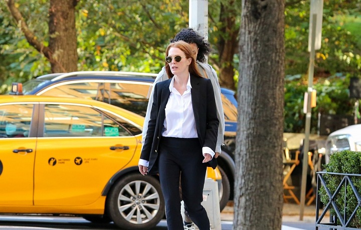 Julianne Moore v černém kalhotovém kostýmu.