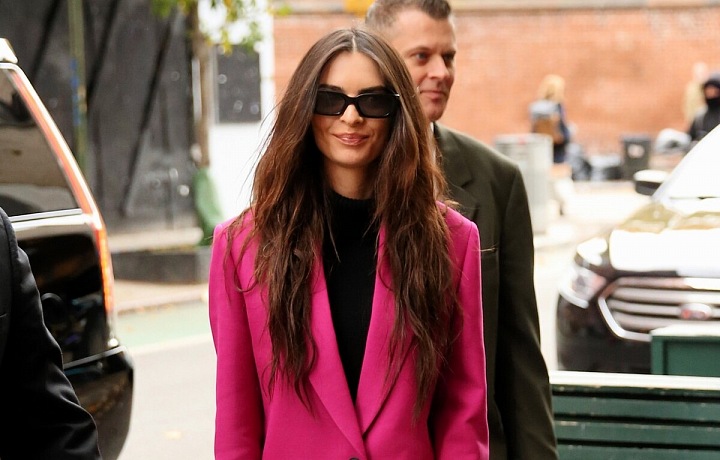 Barevné sako a černý rolák 