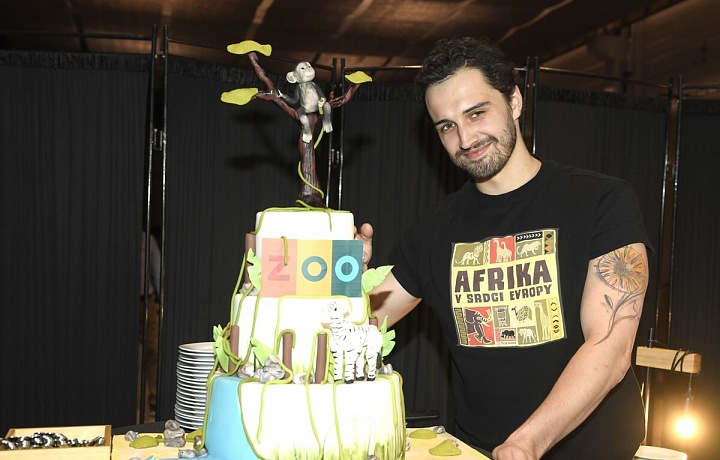 Šimon Bilina s dortem na oslavu seriálu Zoo.