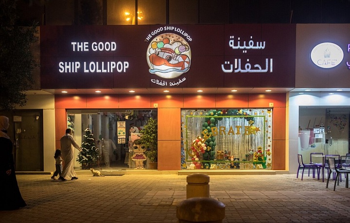 Vánoční duch se nesměle projevuje i v ulicích