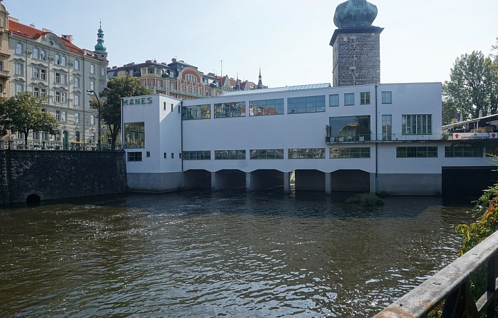 Budova Spolku výtvarných umělců Mánes