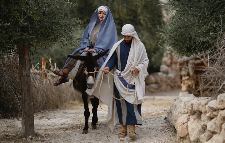 Zajímavý je také štědrovečerní průvod. Ten napodobuje cestu, kterou Marie s Josefem absolvovali ve vánočním příběhu
