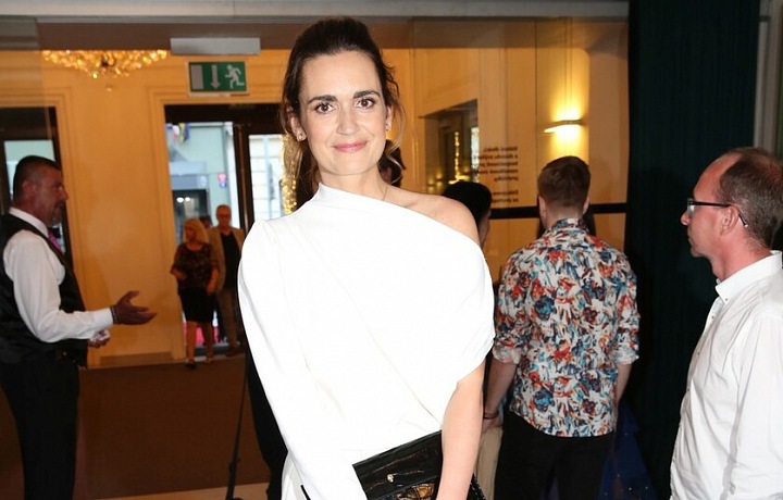 Ke štíhlé postavě pasuje bílá barva skvěle