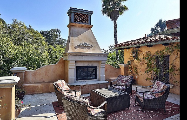 Posezení s krbem přijdete na chuť v létě i zimě