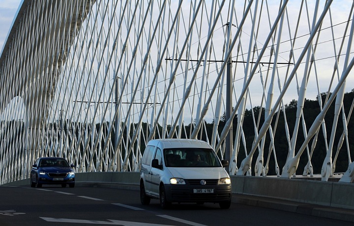 Součástí lokality je také moderní Trójský most