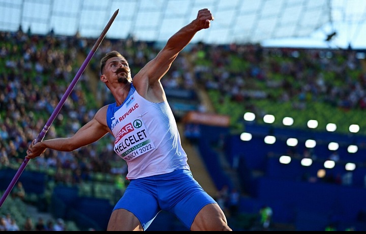 Adam Sebastian Helcelet při hodu oštěpem.