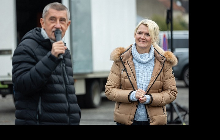 Jana Nagyová s Andrejem Babišem na předvolebním setkání s občany ve volbách do Evropského parlamentu.