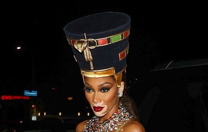 Modelka Winnie Harlow odcházela ze soukromé halloweenské párty ve West Hollywoodu převlečená za Kleopatru. Jako egyptská královna vypadala úžasně a velmi dobře se do této role vžila. 