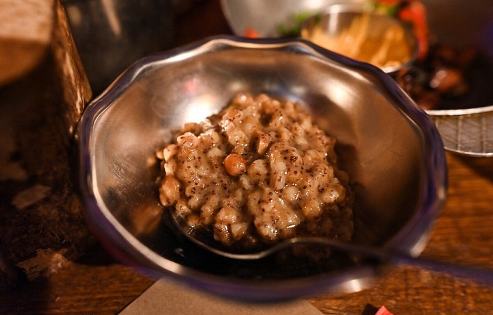  Talíř s „Kutí“