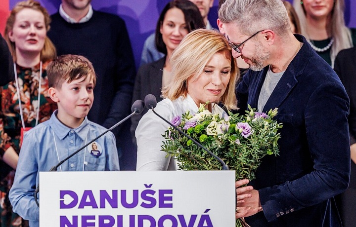 Danuše Nerudová s manželem a mladším synem ve volebním štábu