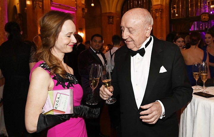 Poprvé byl s golfovou trenérkou na plese v roce 2023