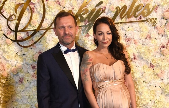 Agátě to s bříškem sluší