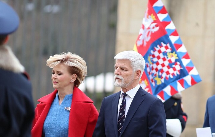 Módní experti velmi ocenili outfity první dámy v průběhu inaugurace prezidenta ČR Petra Pavla. Při příjezdu na Hrad v den inaugurace měla na sobě vlněný červený kabát volného střihu a modré bouclé šaty z kolekce Zuzany Kubíčkové.