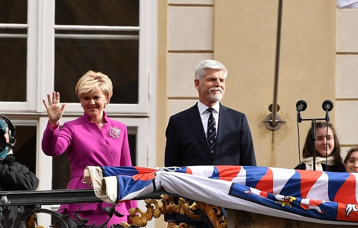 Sako z vlněného double žoržetu má neotřelé detaily třepených okrajů, odkazující na tradiční zpracování látek u lidových krojů. 