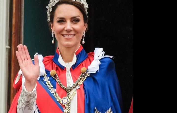 princezna ozdobená šperky mává 