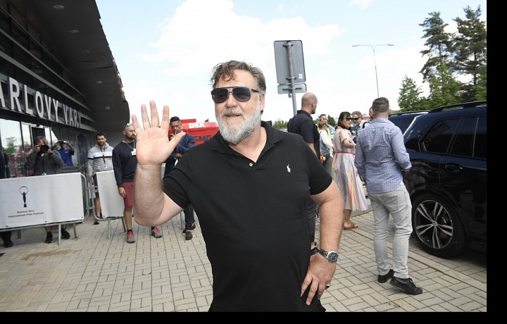 Herec rozdával úsměvy a zdravil fanoušky