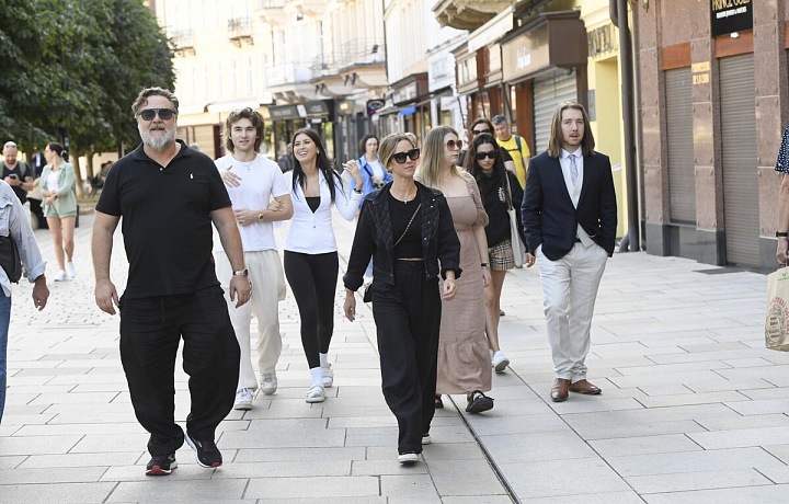 MFFKV 2023: Russell Crowe na promenádě v Karlových Varech