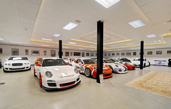 Sidney Frank si v domě vybudoval prostornou garáž